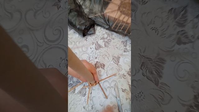 Плету новогодний венок из бумажной лозы. смотреть онлайн