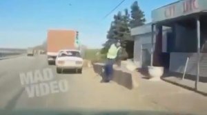 Гаишник упал останавливая машину