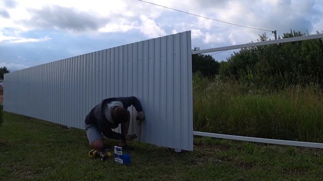 Как я один устанавливаю забор. Жизнь в деревне ч.4 смотреть онлайн