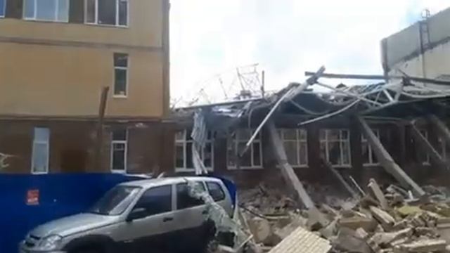 Падение крыши спортзала в строящейся школе Мурино смотреть онлайн