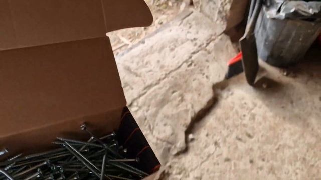 ПРОСТЫЕ ПЕРИЛА СВОИМИ РУКАМИ / СДЕЛАЛИ ВРЕМЕННЫЕ ПЕРИЛА ДЛЯ ЛЕСТНИЦЫ НА ВТОРОЙ ЭТАЖ смотреть онлайн