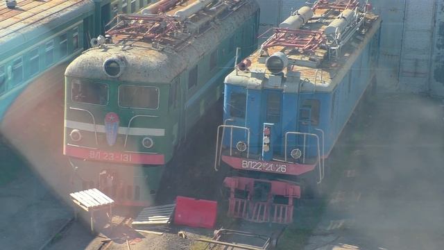 Бывшие экспонаты поездов Рижского вокзала стоят в депо Лихоборы смотреть онлайн