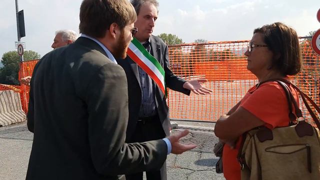 Manifestazione dei sindaci sul ponte tra Settimo e Castiglione смотреть онлайн