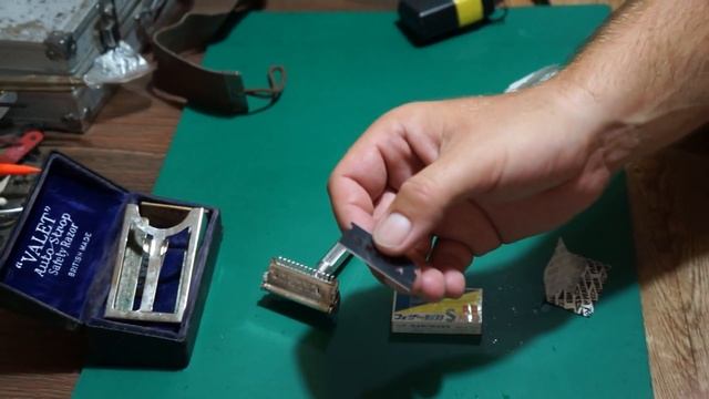 Лезвия Feather для мазохистов и один из первых станков для бритья смотреть онлайн