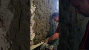 Как оштукатурить стену цементно-песчанным раствором по маякам.