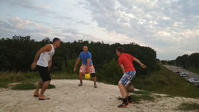 Синхронное жонглирование гирями 16 кг. Synchronous juggling of weights 16kg смотреть онлайн