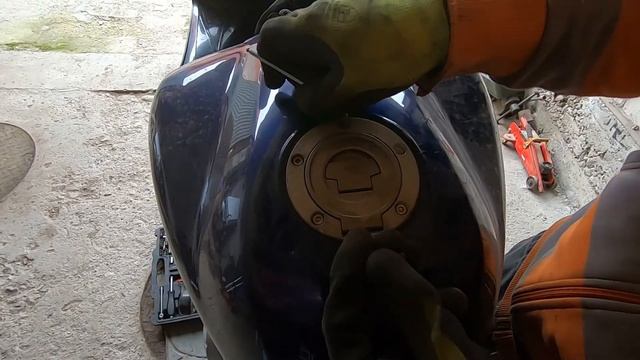 Yamaha FZ6 FAZER total disassembly PART-1 , fuel tank , fuel cap , fuel pump ,rezervor pompa benzin смотреть онлайн