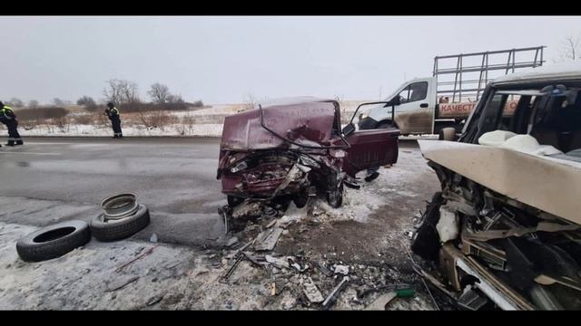 Лоб в лоб столкнулись ВАЗ 2107 и Feat в Ростовской области смотреть онлайн