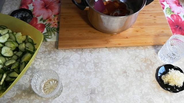 Салат из огурцов на зиму! Огурцы в томатной пасте! смотреть онлайн