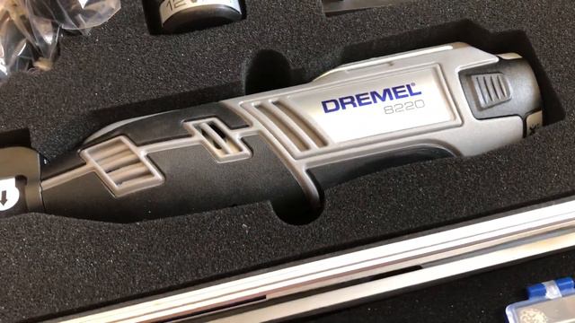 Аккумуляторный гравер DREMEL 8220-5/65 в кейсе (12.0 В,2 АКБх2.0 А/ч,зарядное,оснастка,рег.оборот.)