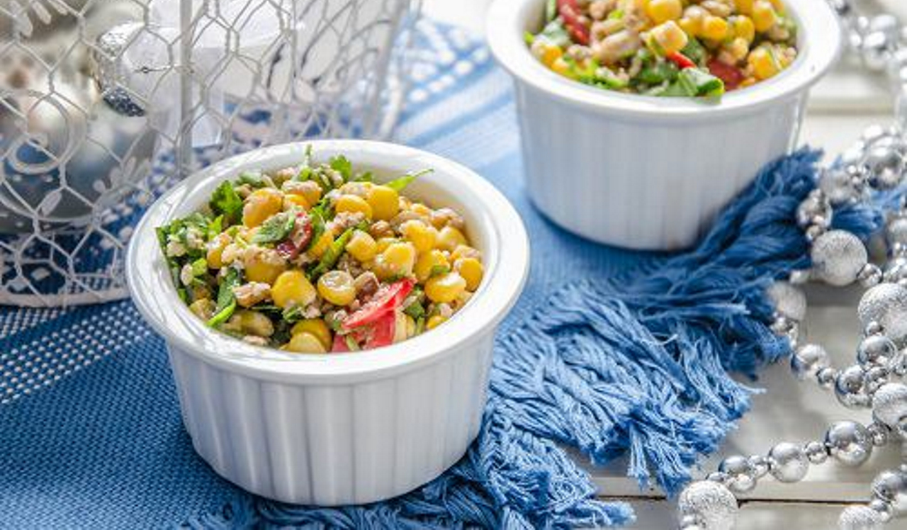 САЛАТ ИЗ КУКУРУЗЫ С ГРЕЦКИМИ ОРЕХАМИ смотреть онлайн