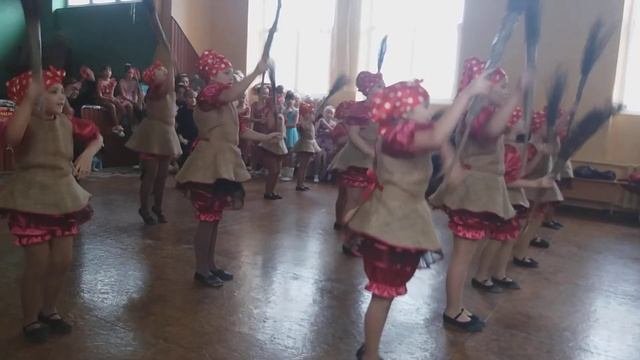 Танец Бабок Ёжек))) смотреть онлайн