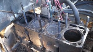 Как снять головку блока УАЗ, не снимается головка, заклинила на шпильке.