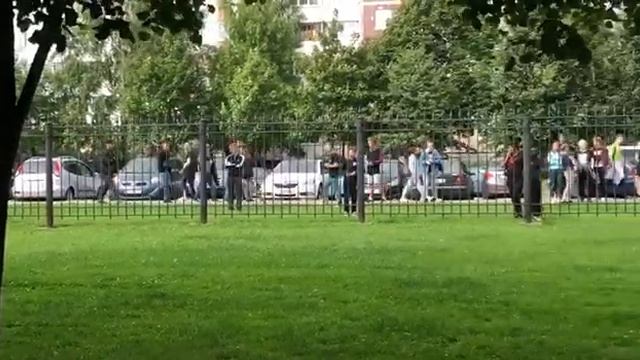 Петербуржцы лезут через забор ради VK Fest смотреть онлайн