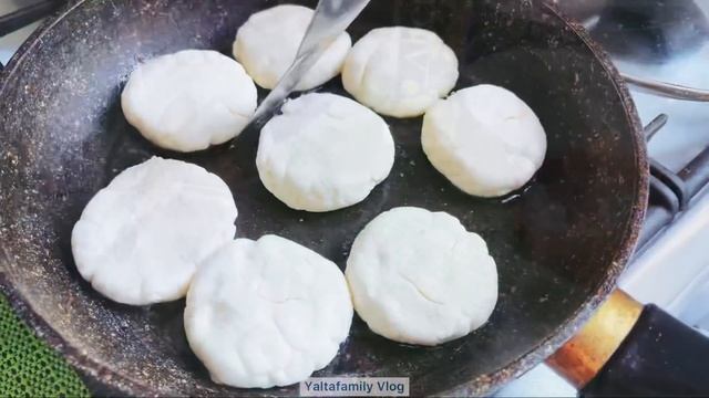 УЛЕТНЫЕ СЫРНИКИ ИЗ ТВОРОГА ПЫШНЫЕ, НЕЖНЫЕ! НИЧЕГО ЛИШНЕГО!Как приготовить сырники рецепт Yaltafamil смотреть онлайн
