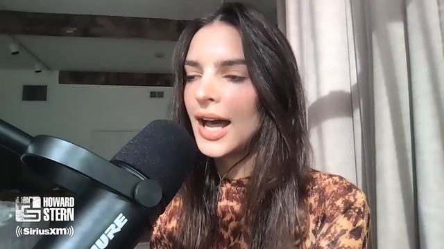 Emily Ratajkowski Can’t Listen to “Blurred Lines” Anymore смотреть онлайн