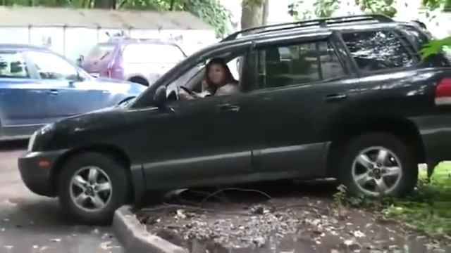 Милая девушка паркуется во дворе смотреть онлайн