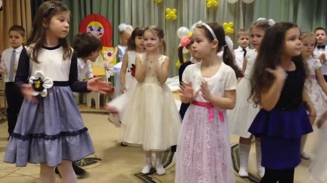 Песенка про бабушку Все на свете знаешь Ты печешь оладушки сказки нам читаешь смотреть онлайн