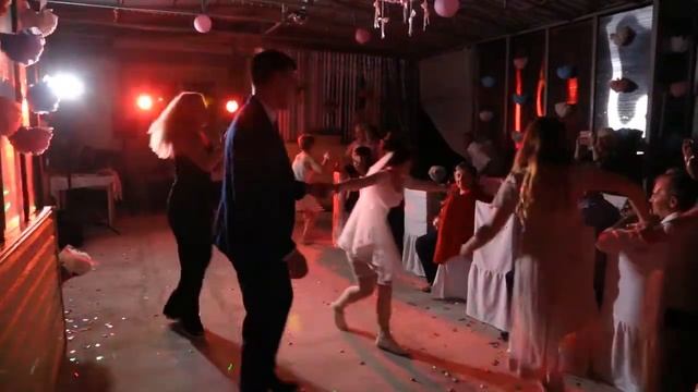 Зажигательный танец невесты и мамы на свадьбе с подключением гостей смотреть онлайн