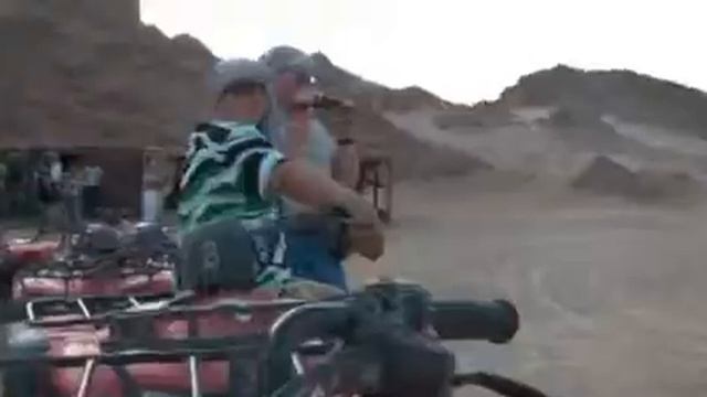 На квадроциклах по пустыне смотреть онлайн