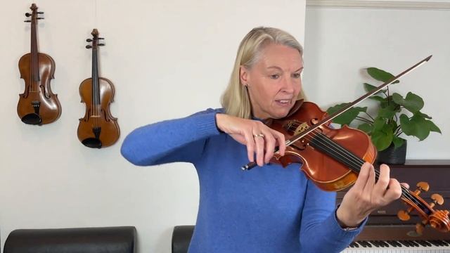 Pretty Paper by Willy Nelson from 101 Violin Christmas songs by Hal Leonard смотреть онлайн