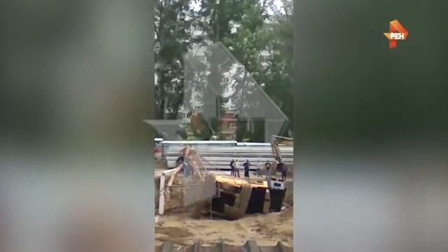 Видео около жилого дома в Новосибирске упал строительный кран смотреть онлайн
