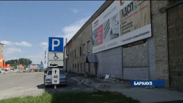 На крытой парковке ТЦ «Алтай» на мужчину обрушилась железобетонная плита — комментарий СУ СК смотреть онлайн