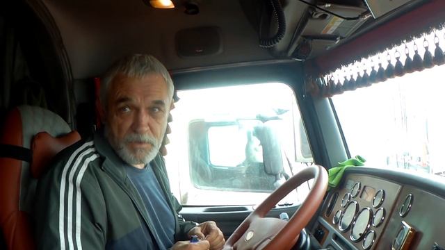 Peterbilt 386 VS Peterbilt 387