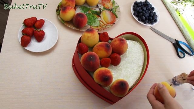 Букет сердце из ягод в шляпной коробке. Подарок маме - букет из фруктов своими руками. смотреть онлайн