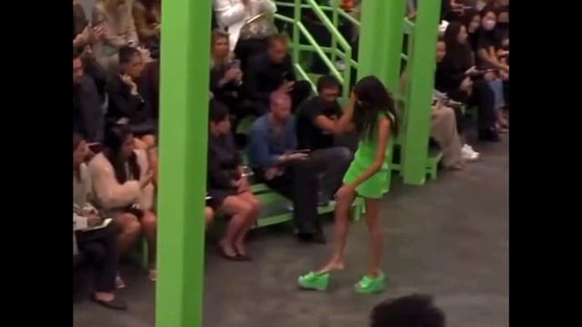 Runway Mishaps during Milan Fashion Week Spring/Summer 2023 (Dolce & Gabbana, Moschino, Fendi, Etro смотреть онлайн