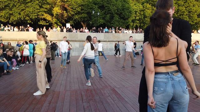 Зажигательные танцы в парке Горького Москва уличные танцы июнь 2022 смотреть онлайн