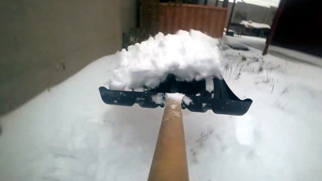 Чистка снега. Лопата с видеокамерой. смотреть онлайн