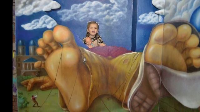 ВЛОГ Прогулка Аэлиты по Арбату в музей Илюзий и Зеркальный лабиринт смотреть онлайн