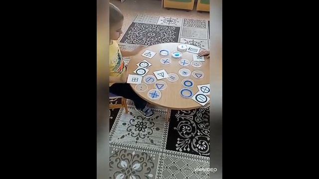 Логическая игра из пластиковых крышек