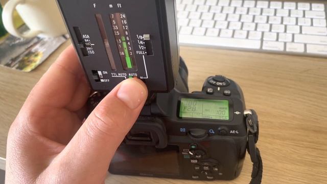 Pentax K5, AF200T Flash смотреть онлайн