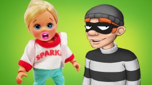 Незваный гость в доме куклы Барби! Штеффи проучила мошенника. Видео для девочек игры в куклы