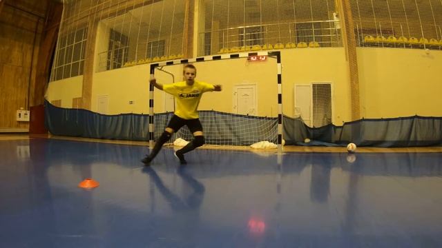 Тренировка вратарей 18.01.2021 (Futsal goalkeepers training) смотреть онлайн