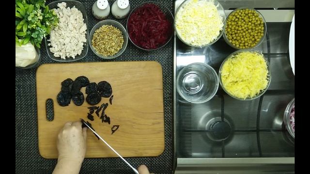 Cалат с курицей и свеклой. Cлоеный салат Граф. Salad with chicken and beets. Layered salad Graph смотреть онлайн