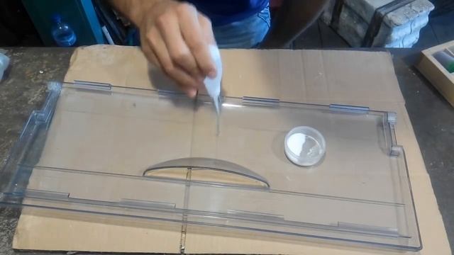 Как клеить пластик содой с супер клеем/Лопнула дверца морозильной камеры смотреть онлайн