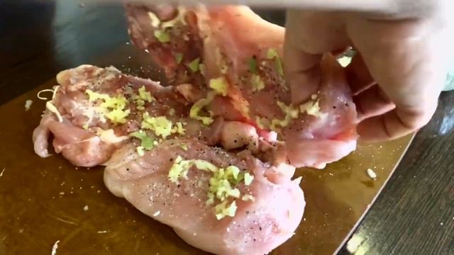 Куриный рулет, запечённый в духовке. Пальчики оближешь. Отличный рецепт на праздник. смотреть онлайн