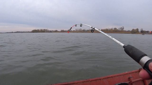 ВЗЯЛ ЛОДКУ НА ПРОКАТ / БЕСКОНЕЧНЫЙ КЛЕВ РЫБЫ / РЫБАЛКА С ЛОДКИ НА ДОНУ смотреть онлайн