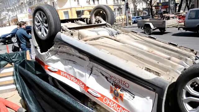 В центре Одессы перевернулась машина спасателей смотреть онлайн