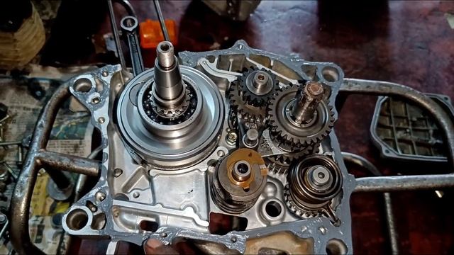 Honda CD 110 Dream gear Box fitting смотреть онлайн