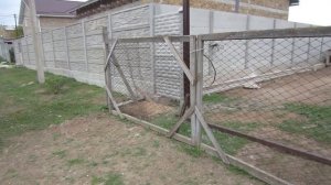 Забор из бетонных плит между участками.