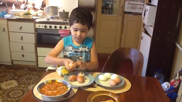 ОЧЕНЬ СМЕШНО МАЛЬЧИК ЧИСТИТ ЯЙЦА смотреть онлайн