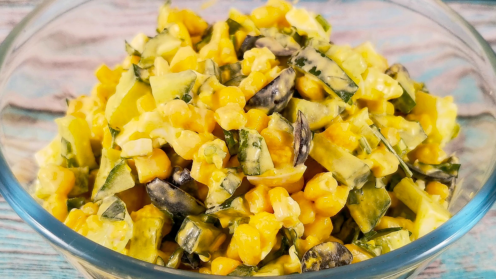 Вкусный салат с кукурузой и оливками. Очень простой и быстрый в приготовлении смотреть онлайн