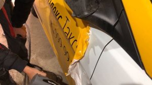 Как легко и просто удалить пленку с автомобиля такси.Снимаем оклейку такси