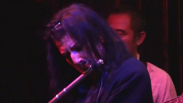 Juicy Flute featuring Carolena plays 'Footprints' смотреть онлайн