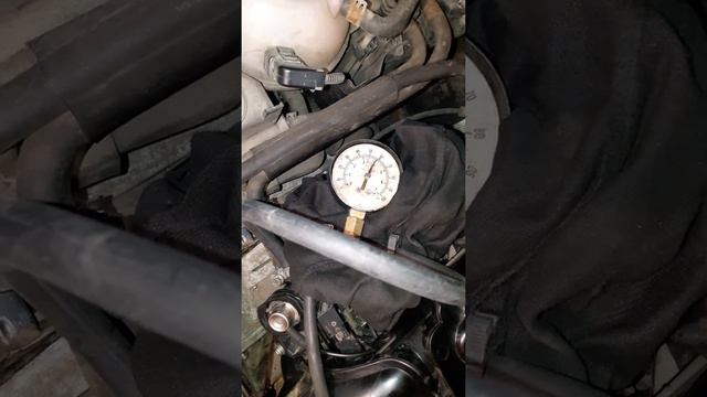 Skoda octavia tour 1.6 (замер давления бензонасоса с пережатой обраткой) смотреть онлайн