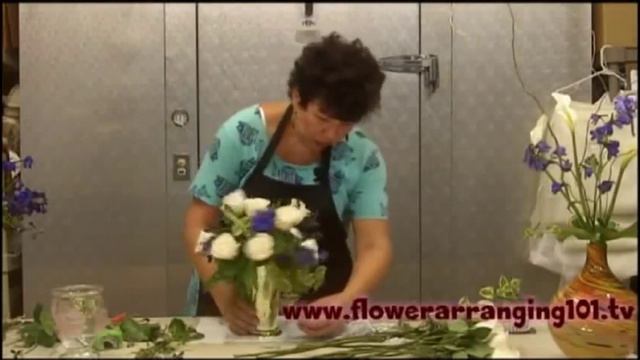 Flower Arranging - Roses & Delphinium in Gold Mint Julep Cup смотреть онлайн